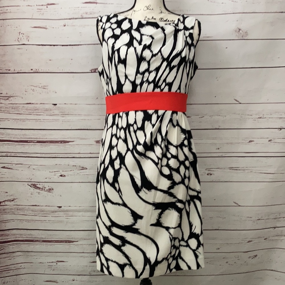Sandra Darren Sleeveless Dress pleated Design